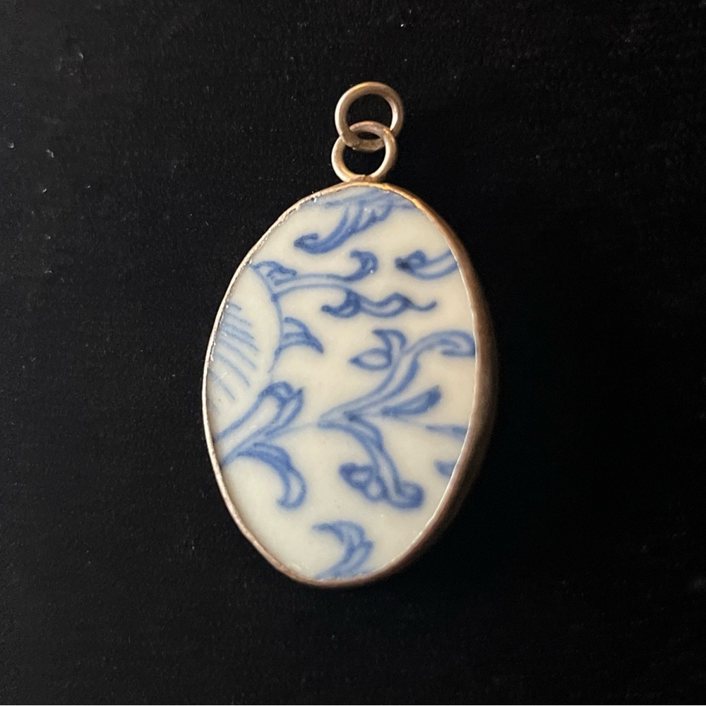 Elegant Blue and White Porcelain Pendant - Picture 2 of 8